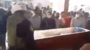 Женщина очнулась на собственных похоронах и постучала в крышку гроба
