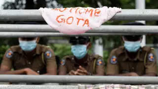 Массовые протесты из-за экономического кризиса охватили Шри-Ланку