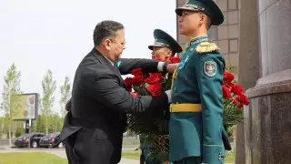 Руководство Администрации Президента возложило венок к памятнику Кошкарбаеву