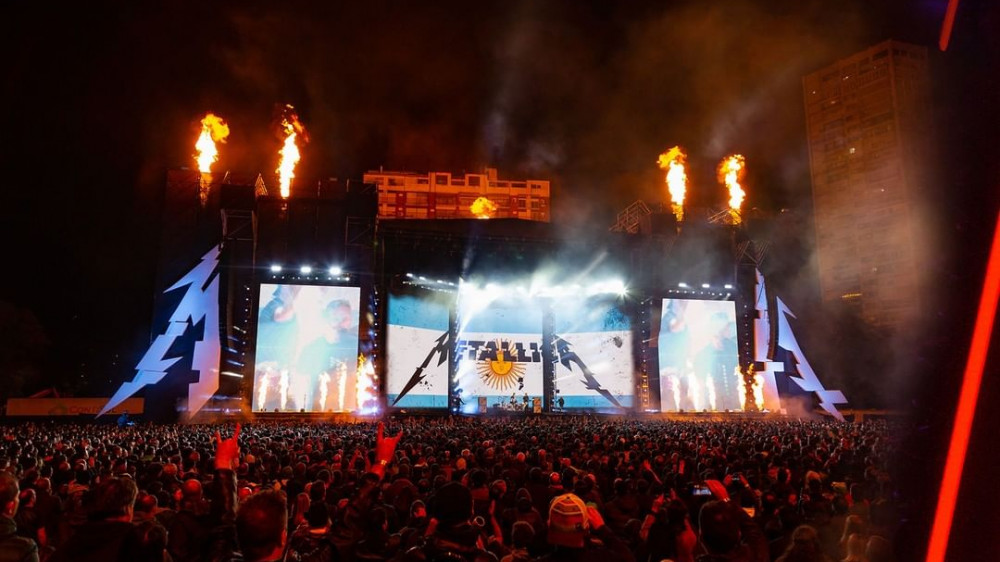 Фанатка родила на концерте группы Metallica в Бразилии