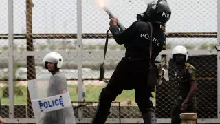 Военным приказали открыть огонь по мародерам в Шри-Ланке