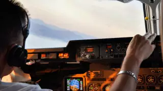 Пассажир в одиночку посадил самолет после обморока у пилота в США