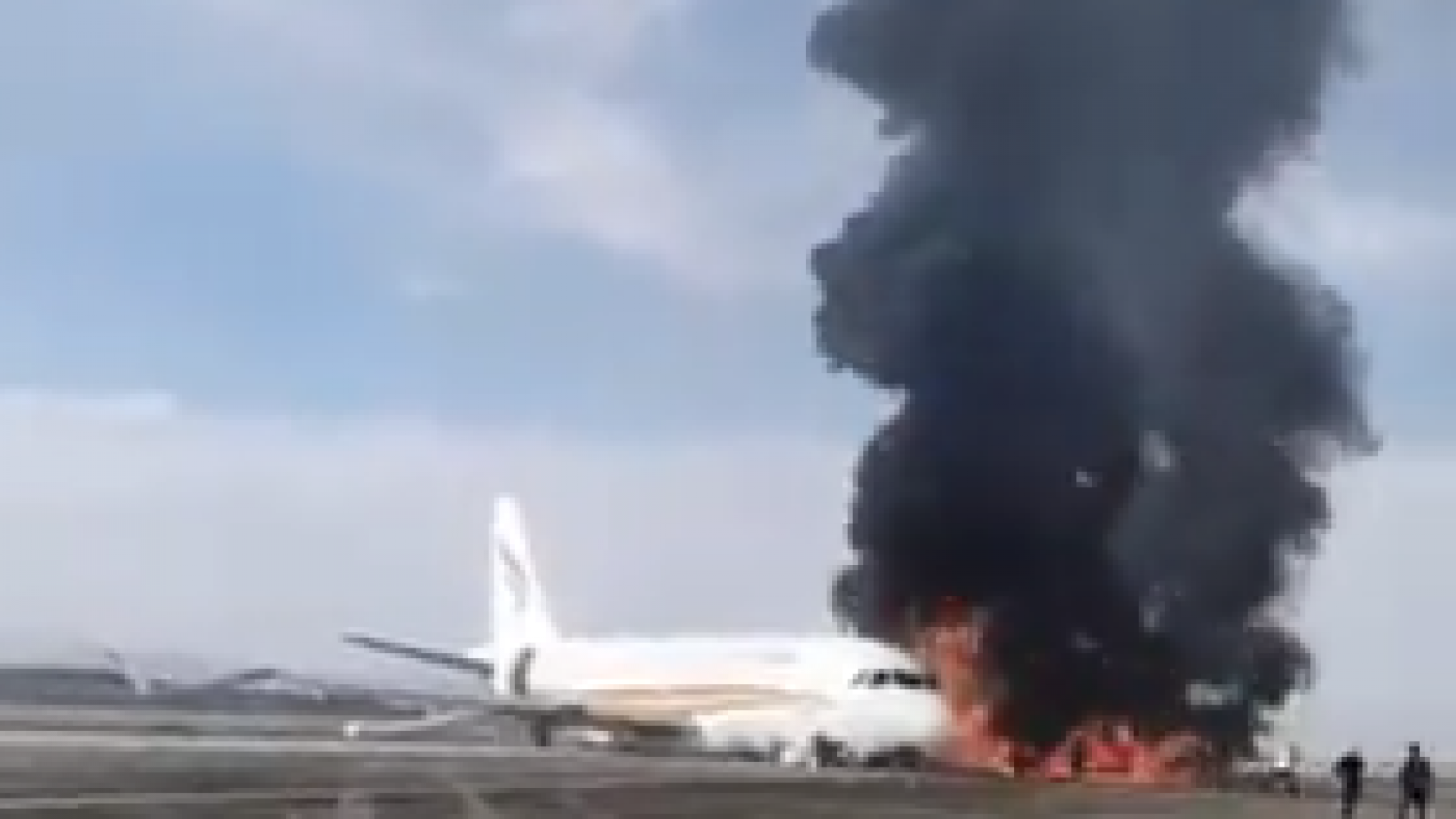 Горящий самолет на взлетной полосе. Самолет загорелся. Самолет выкатился за пределы взлетной полосы.