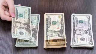 Курс доллара упал ниже 435 тенге