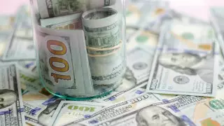 Назван официальный курс доллара на выходные