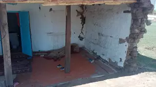 Многодетная семья рискует оказаться под завалами аварийного дома в Павлодарской области