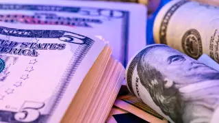 Доллар незначительно вырос по итогам торгов