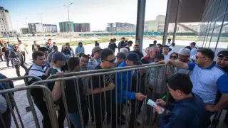 Жители Актау выстраиваются в очередь за билетами на футзал