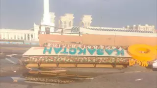 Металлическая конструкция упала на женщину и подростка в Нур-Султане