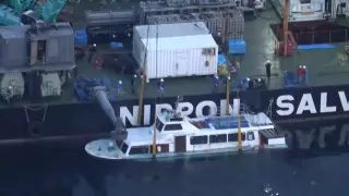 Затонувшее судно со второй попытки подняли на поверхность в Японии
