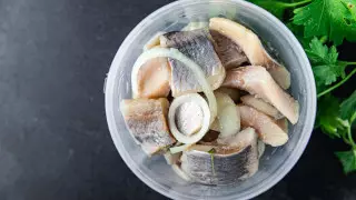 Врач объяснил, почему нельзя покупать селедку на рынке из "белых ведер"