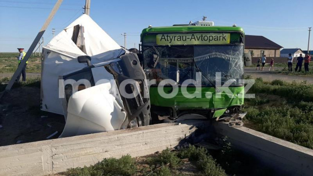 Пассажирам автобуса и водителю 