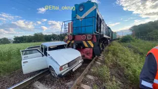 Водитель "жигулей" не уступил дорогу поезду в Алматинской области