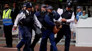 Климатические активисты сорвали военный парад королевы Елизаветы II