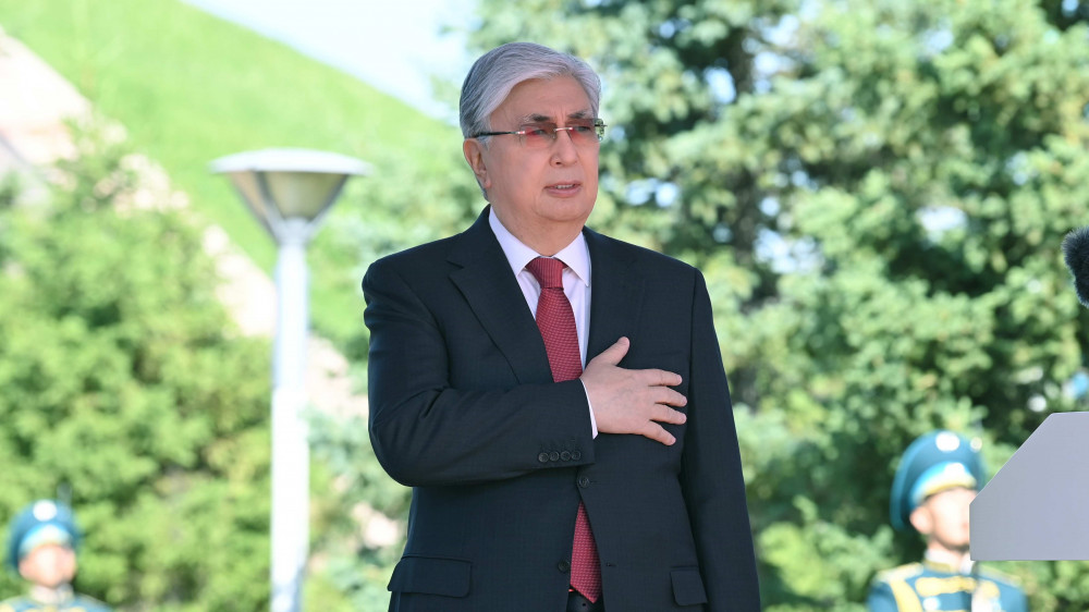 Касым-Жомарт Токаев на церемонии поднятия государственного флага в Нур-Султане. Фото пресс-службы Акорды.