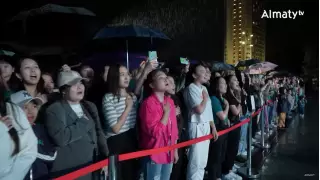 Тысячи алматинцев исполнили гимн под дождем