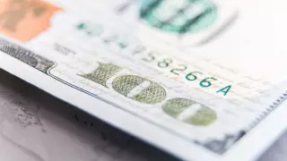 Нацбанк установил официальный курс доллара на 9 июня