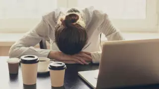 Врач рассказала о смертельных болезнях из-за переработок