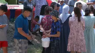 "В воде плавают черви, песок и не только. После такой воды мы все здесь болеем"