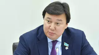 Депутат Мажилиса спас жизнь человеку на борту самолета