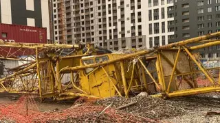 Появилось видео падения башенного крана во время сильного ветра в Нур-Султане