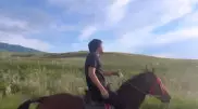 Кайрат Нуртас спел, катаясь на лошади