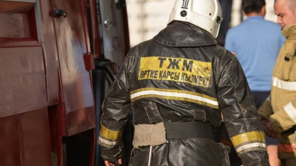 Мальчика без сознания вынес из горящей квартиры пожарный в Павлодаре