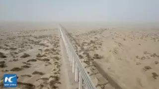 Китай построил первую в мире железную дорогу в пустыне