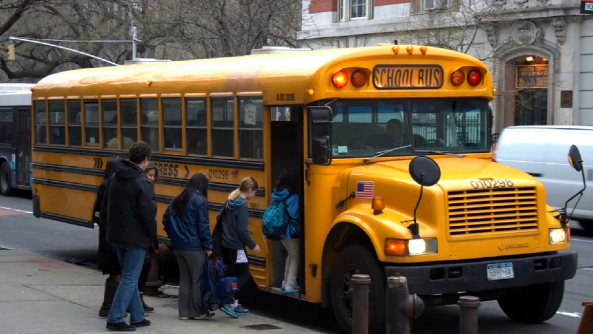 Школьный автобус Нью Йорк. Желтый школьный автобус США. Школьный автобус в Америке. Школьный автобус в Англии. Желтый школьный автобус