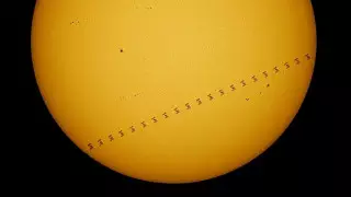 Международную космическую станцию запечатлели на фоне Солнца