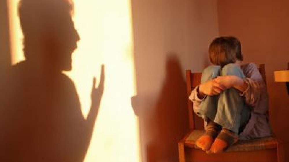Психолог назвала способы не срывать зло на ребенке