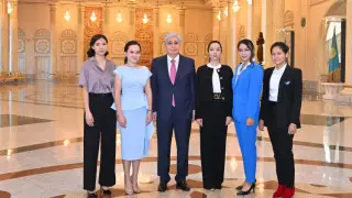 Токаев встретился с казахстанскими шахматистками