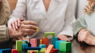 Простой способ выявления риска развития деменции нашли ученые