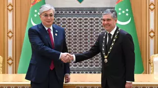 Президент Токаев наградил Гурбангулы Бердымухамедова
