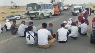 Безработные сельчане перекрыли дорогу в Мангистауской области