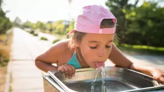 Врач перечислил пять напитков, от которых нужно отказаться в жару