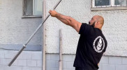 Казахстанец поднял двумя пальцами 20-килограммовую штангу