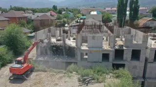 В Алматы начался снос незаконно строившегося ЖК