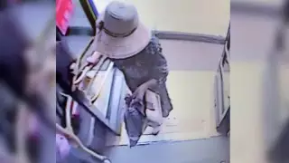 Пенсионерку просят вернуть украденный из автобуса валидатор в Уральске