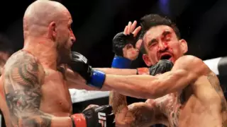 Волкановски разгромил Холлоуэя в титульном поединке на UFC 276