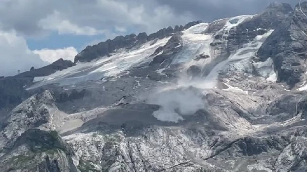 Шестеро альпинистов погибли из-за обрушения ледника в горах Италии