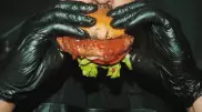 Веганский бургер со вкусом человеческого мяса создали в Швеции
