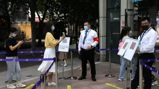 Меры по борьбе с COVID-19 ужесточают в городах Китая