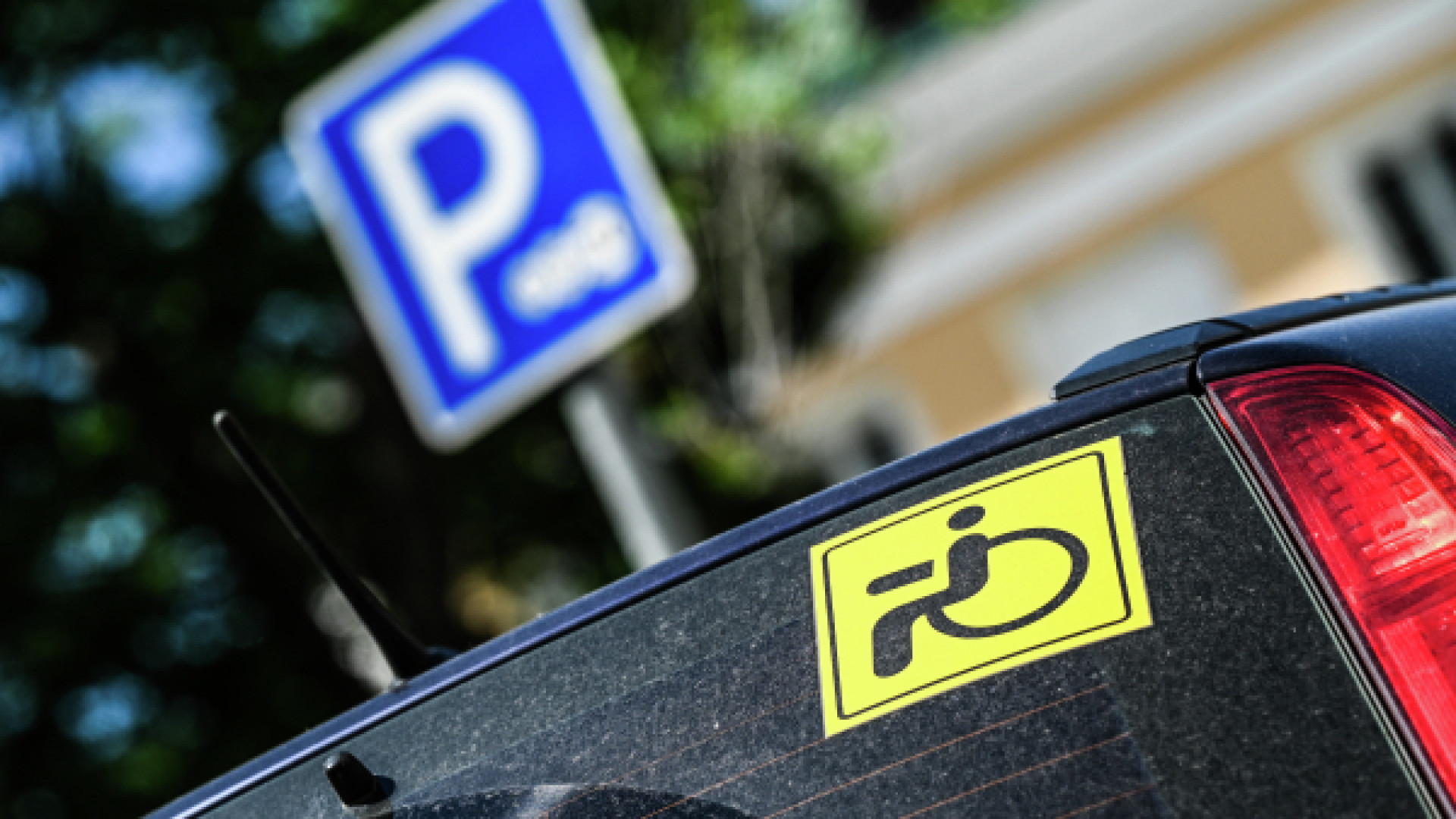 Автомобиль со знаком инвалид. Знак инвалид на автомобиле. Знак парковка для инвалидов. Запрещающий опознавательный знак инвалид. Автомобильные номера.