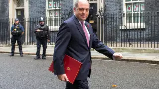 Главный претендент на пост премьер-министра Великобритании отказался от премьерских амбиций