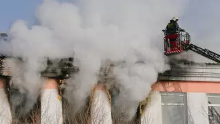 Жители сгоревшего ЖК в Атырау обвинили пожарных в халатности