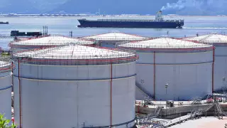 Цены на нефть опустились ниже 100 долларов