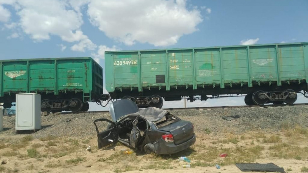 Поезд сбил автомобиль в Атырауской области. Пассажир скончался на месте