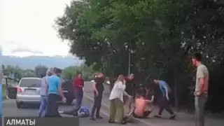 Двоих парней жестоко избили из-за небольшого ДТП в Алматы