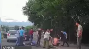 Двоих парней жестоко избили из-за небольшого ДТП в Алматы